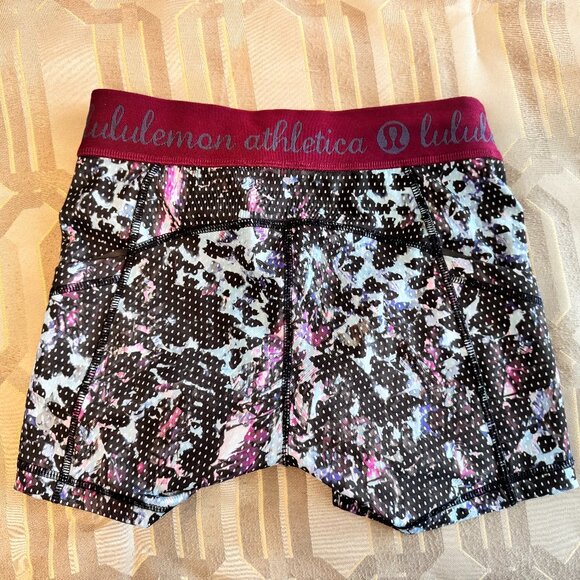 Lululemon Athletic Workout Hotty Hot Booty Shorts Size XS - Picture 2 of 2